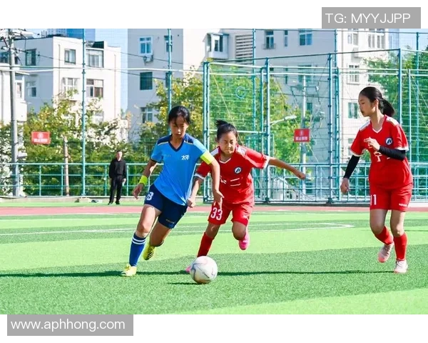 小宇与足球明星共赴绿茵场展开激情对决展现足球魅力与友谊的完美结合