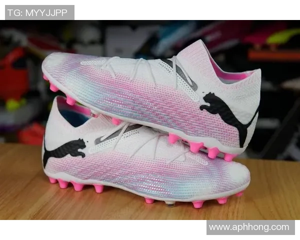 足球明星亲身体验的足球鞋背后的故事与传奇