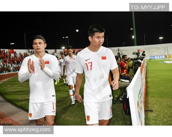 足球明星亲自剪短裤展现个性风格引发球迷热议